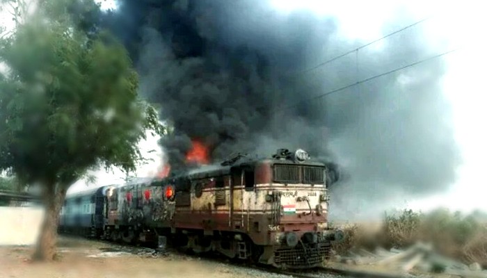 चलती ट्रेन में लगी आग: दहकने लगी यात्रियों से भरी रेल, कोच में धुएं से मची भगदड़