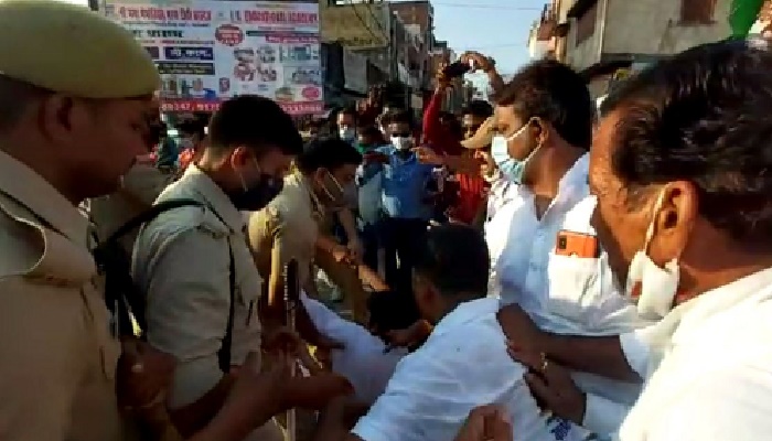 राहुल-प्रियंका से अभद्रता: भड़के कांग्रेसियों ने किया प्रदर्शन, पुलिस ने की धक्का-मुक्की