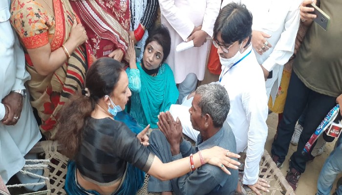 बाराबंकी रेप कांड: कांग्रेस नेता मोना मिश्रा ने की पीड़ित परिवार से मुलाक़ात, बांटा दुःख