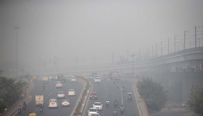 दिल्ली में संकट गहराया: जहरीली धुंध से ढका आसमान, बढ़ रही सांस की दिक्कतें