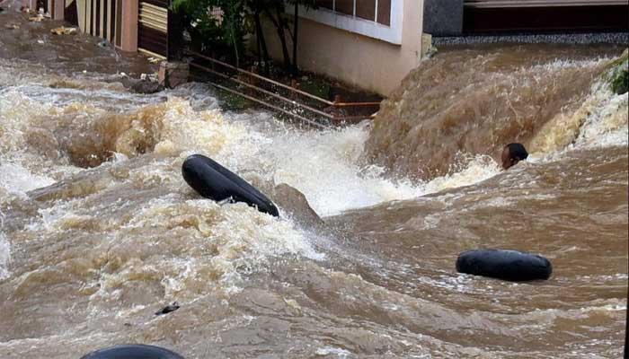 बारिश ने मचाई तबाही: 28 लोगों की गई जान, हजारों लोग हुए बेघर