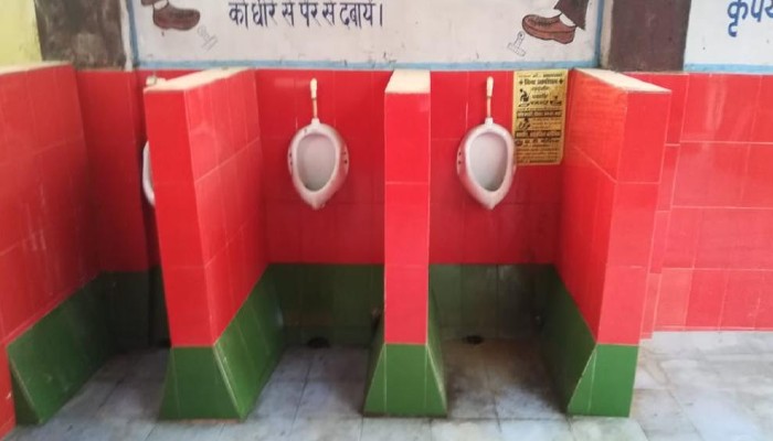 Gorakhpur Railways Hospital Toilet Painted Samajwadi PArty Flag Color pary demand action 