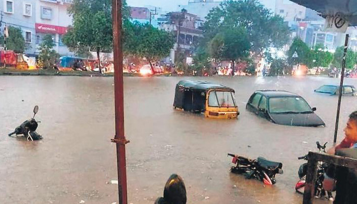 हैदराबाद में भयानक तबाहीः भारी बारिश से मौतों का कहर, परीक्षाएं टली, अलर्ट जारी