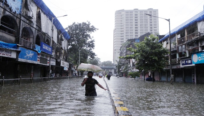 Heavy Rains lash Mumbai-Pune IMD-issued red alert