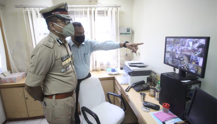 Lucknow: Police है मुस्तैद, Joint Commissioner Naveen Arora पहुंचे Bank