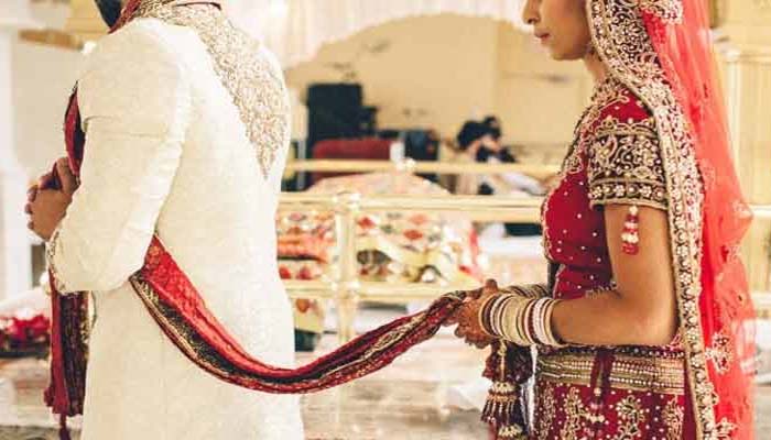 मौसा-मौसी पढ़ाने के लिए लड़की को शहर लेकर आए, दूसरे धर्म के लड़के से करा दी शादी