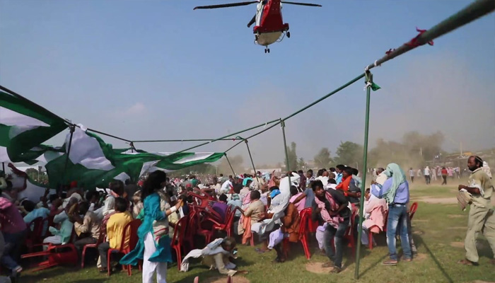 बिहार में भगदड़: नीतीश के हेलीकॉप्टर से हादसा, उड़ गया पूरा पंडाल