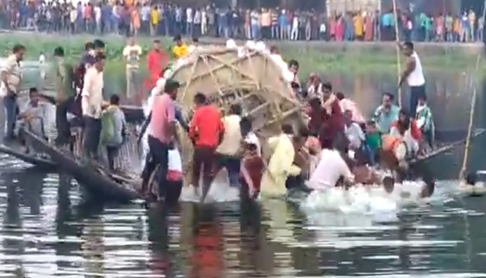मां दुर्गा विसर्जन के दौरान मौतें: डूबी नाव तो मचा कोहराम, अब निकाली जा रही लाशें