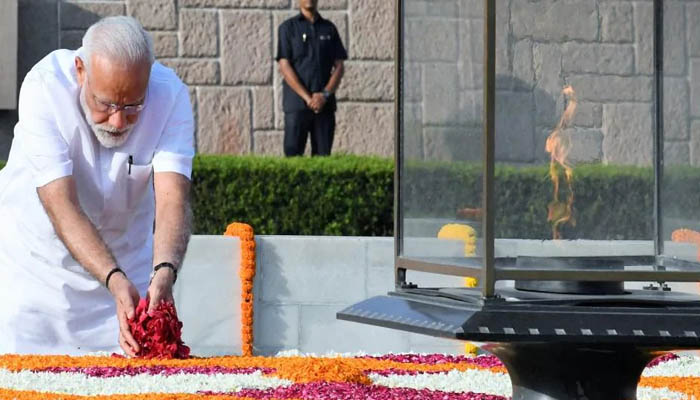 गांधी जयंती: राजघाट पहुंचे PM मोदी ने दी बापू को श्रद्धाजंलि, बोले- न भूले उनके आदर्श
