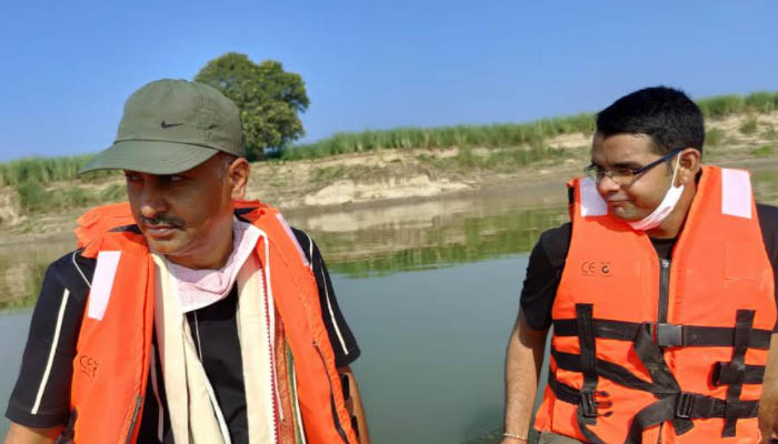 बलिया में अटखेलियां करतीं डॉल्फिन, बनीं जल पर्यटन की अपार संभावनाएं