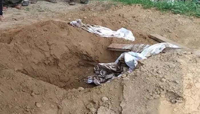 कब्र से बाहर आई बच्ची की लाश, दफनाया गया था इसका शव