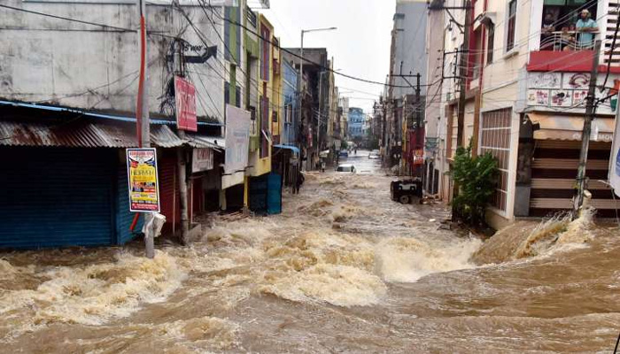 तेज बारिश का तांडव: हैदराबाद का प्रलय नहीं थमेगा अभी, हाई अलर्ट पर शहर
