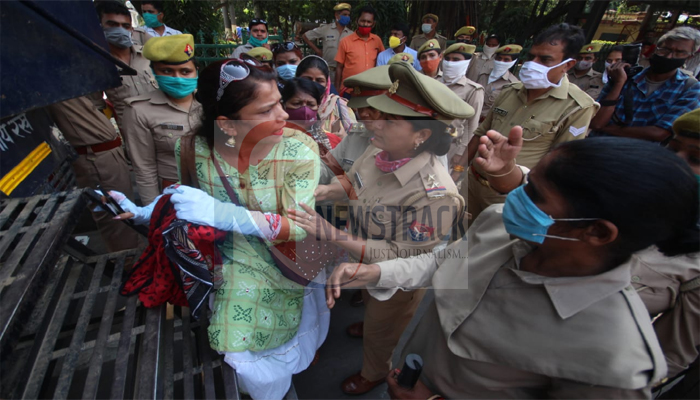 कस्तूरबा विद्यालय के शिक्षकों ने किया प्रदर्शन, कर रहे ये मांग