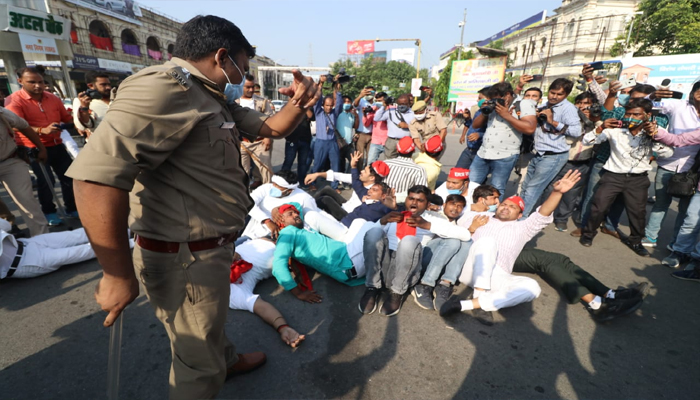 सपा पर बरसीं लाठियां: हाथरस मामले पर विरोध प्रदर्शन, कार्यकर्ताओं में आक्रोश