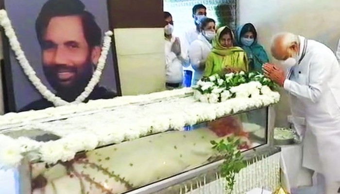 पासवान का अंतिम संस्कार: लगा दिग्गजों का जमावड़ा, PM मोदी भी शामिल