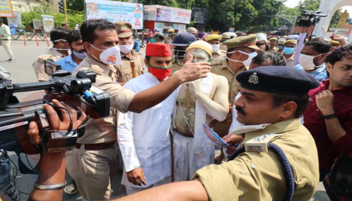 गांधी जी हुए गिरफ्तार: राजधानी में सपा का हल्लाबोल, कार्यकर्ताओं में आक्रोश