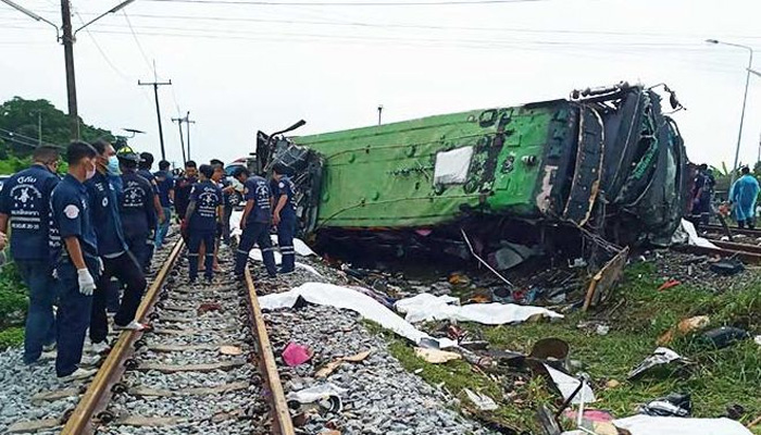 ट्रेन-बस में भयानक टक्कर: दर्दनाक मौतों से हिला देश, लगातार निकल रही लाशें