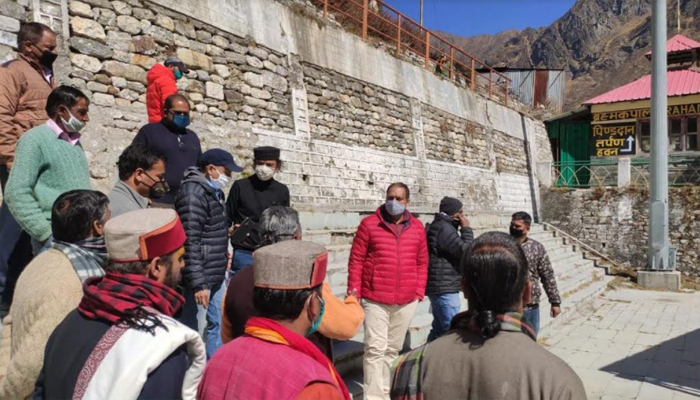 पर्यटन मंत्री ने मंदिर की तरफ नारायण पर्वत क्षेत्र का पैदल भ्रमणकर अवलोकन किया