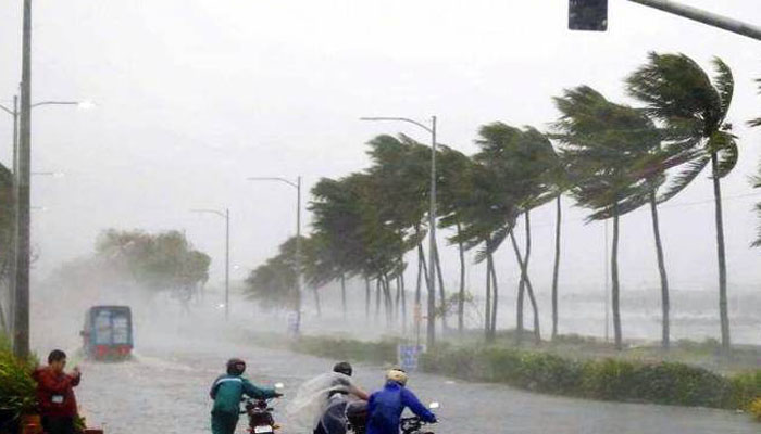 Cyclone Nivar: 120 KM की रफ्तार से चल सकती हैं हवाएं, बस-ट्रेन सेवाएं निलंबित