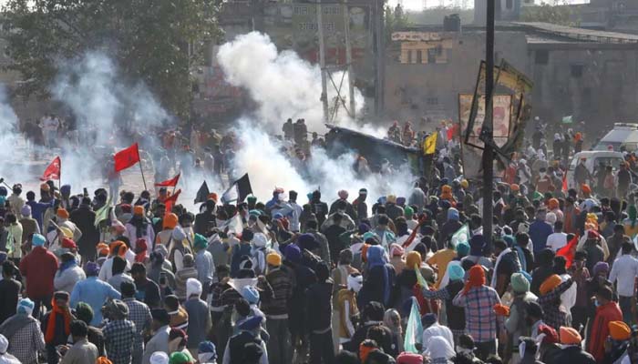 किसानों का आंदोलन जारी, बिना ट्रैक्टर दिल्ली में प्रवेश की मिली इजाजत
