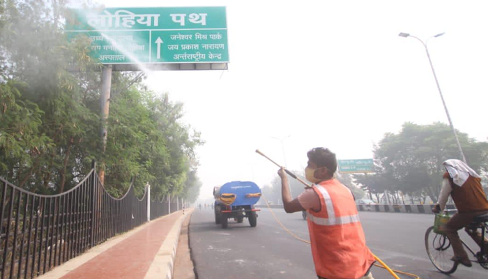 Lucknow: Nagar Nigam ने Pollution के मद्देनजर किया Water Spray