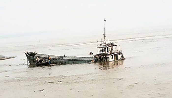 भयानक हादसे से कांपा देश: गंगा नदी में डूबा जहाज, कई लोग लापता, मचा हाहाकार