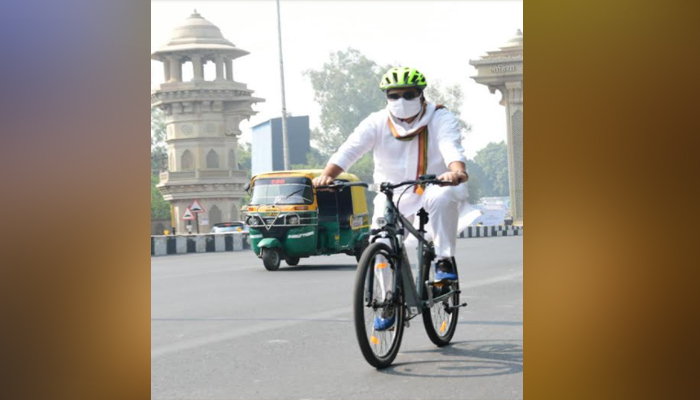 साइकिल पर सवार हुए ऊर्जा मंत्री, चक्कर लगाते हुए पहुंचे कार्यालय