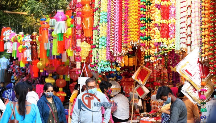 दीपावली का हुआ आगाज, बाजारों में उमड़ी भीड़ ने उड़ाई धज्जियां