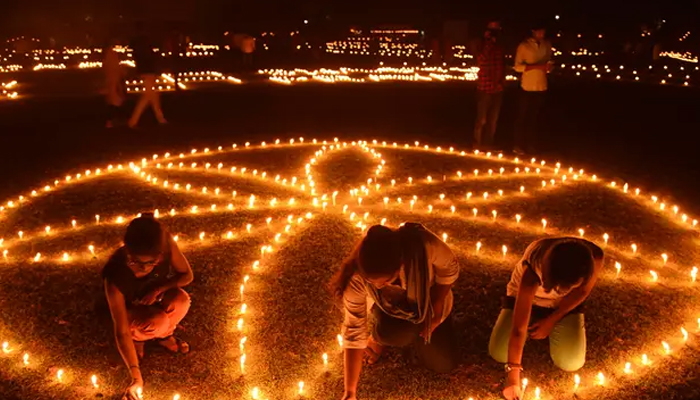 पूरे देश में दीपावली की उमंग, रोशनी के पर्व के दिन इन स्थानों पर दीप जलाना न भूलें
