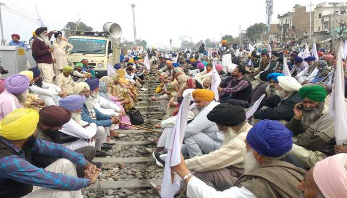किसान संगठनों की बड़ी बैठक, पंजाब में ट्रेनों को चलाने पर लेंगे फैसला