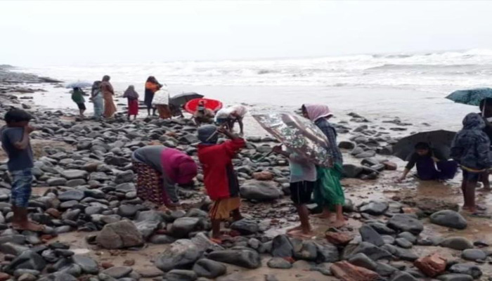 तूफान में सोने की बाढ़: समुद्र किनारे जुटे सैंकड़ों भारतीय, मच गई अफरा-तफरी