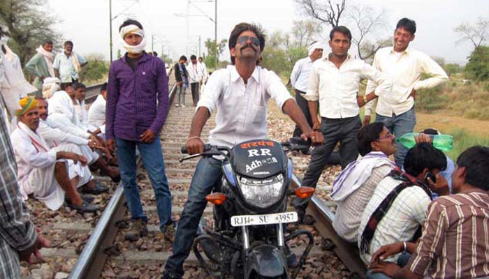 गुर्जर आरक्षण आंदोलन तेज: रेलवे ट्रैक पर प्रदर्शनाकारियों का कब्जा, ये ट्रेनें रद्द