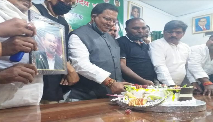 राजद के युवराज तेजस्वी यादव का मना जन्मदिन, बिहार में सरकार बनने की उम्मीद