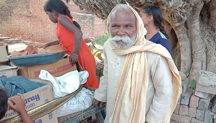 मिर्जापुर के सूरदास: बिना आँखों के कर रहे उजाला, 60 वर्षो से फैला रहे रोशनी