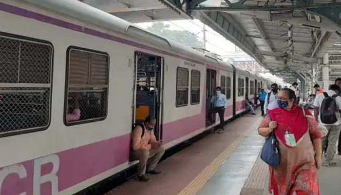 यात्रीगण सावधान: मुंबई लोकल ट्रेन में न बैठे ये, सिर्फ इनको मिली इजाजत