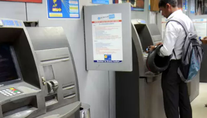 बदल रहा ATM कार्ड: बैंक ग्राहकों पर होगा असर, यहां है पूरी जानकारी