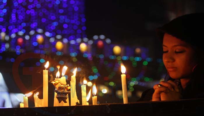 क्रिसमस 2020 लखनऊ: बाज़ार में दिखी खूब रौनक, कैथ्रेडल चर्च में लोगों ने जलाया कैंडल