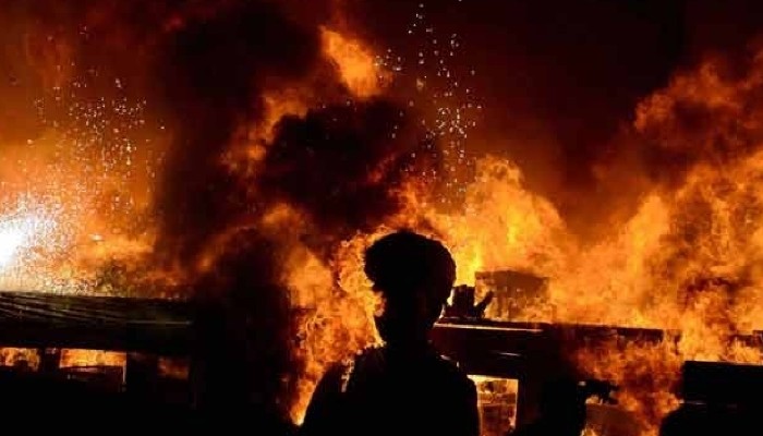 दिल्ली में भयानक आग: जलकर राख हुई मास्क बनाने वाली फैक्ट्री, एक की मौत