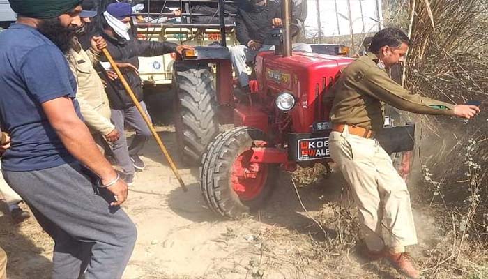दिल्ली कूच कर रहे किसानों से पुलिस की हुई जमकर झड़प, ट्रैक्टर के नीचे दबने से बचे