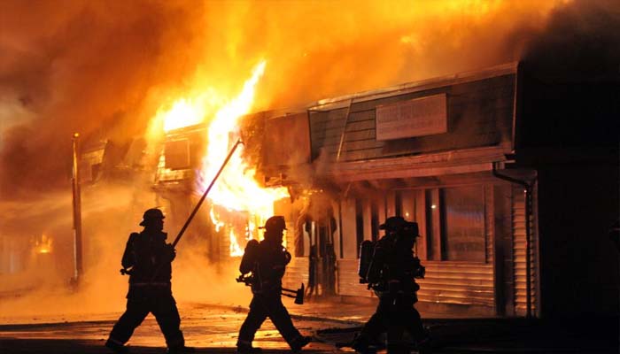 भीषण अग्निकांड से कांप उठे लोग, 20 कमरों का चार मंजिला मकान जलकर खाक