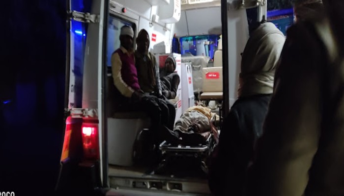 खाई में गिरी बस: दर्दनाक हादसे में मिर्जापुर में कोहराम, एक की मौत, 20 घायल