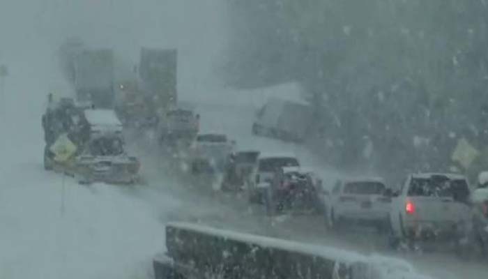 बर्फीले तूफान ने मचाया कहर: तीन लोगों की मौत, सैकड़ों गाड़ियां क्रैश, अलर्ट हुआ जारी
