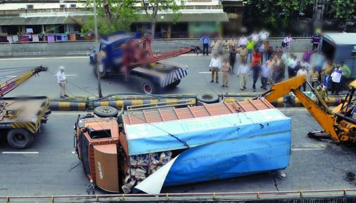 कोलकाता में गूंजी दर्दनाक चीखें: चलते-चलते पलट गया ट्रक, 24 लोगों की ऐसी हालत