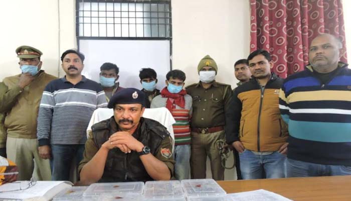 अंबेडकरनगर: तीन शातिर चोर गिरफ्तार, लाखों की नगदी और सामान बरामद