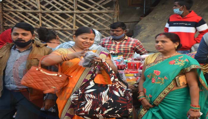 लखनऊ की अमीनाबाद मार्केट: बिना मास्क हो रही खरीददारी, देखें तस्वीरें