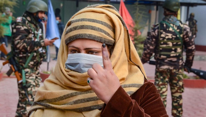 जम्मू-कश्मीर DDC चुनाव: सातवें चरण का मतदान शुरू, ठंड में पहुंच रहे लोग