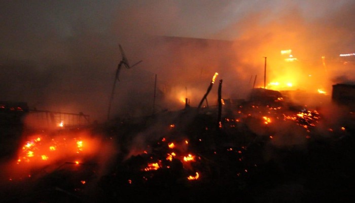 lucknow massive fire-broke-out-in- keshav nagar junkyard madiyaon