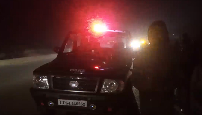 मऊ: आग का गोला बनी कार, लोगों में मचा कोहराम, 6 लोग थे सवार