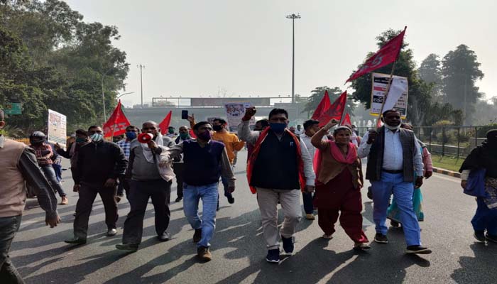 भारत बंद Live: किसानों ने किया चक्का जाम, BJP-कांग्रेस कार्यकर्ता भिड़े, चले पत्थर