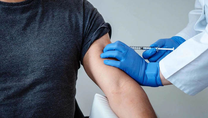 वैक्सीन से बीमारी: सरकार ने दी चेतावनी, कोरोना के टीके पर कही ये बात...
